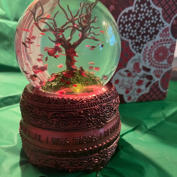 New in Box All Too Well Snow Globe Snowglobe Taylor Swift ATWTMV Ten Minute - Picture 1 of 8